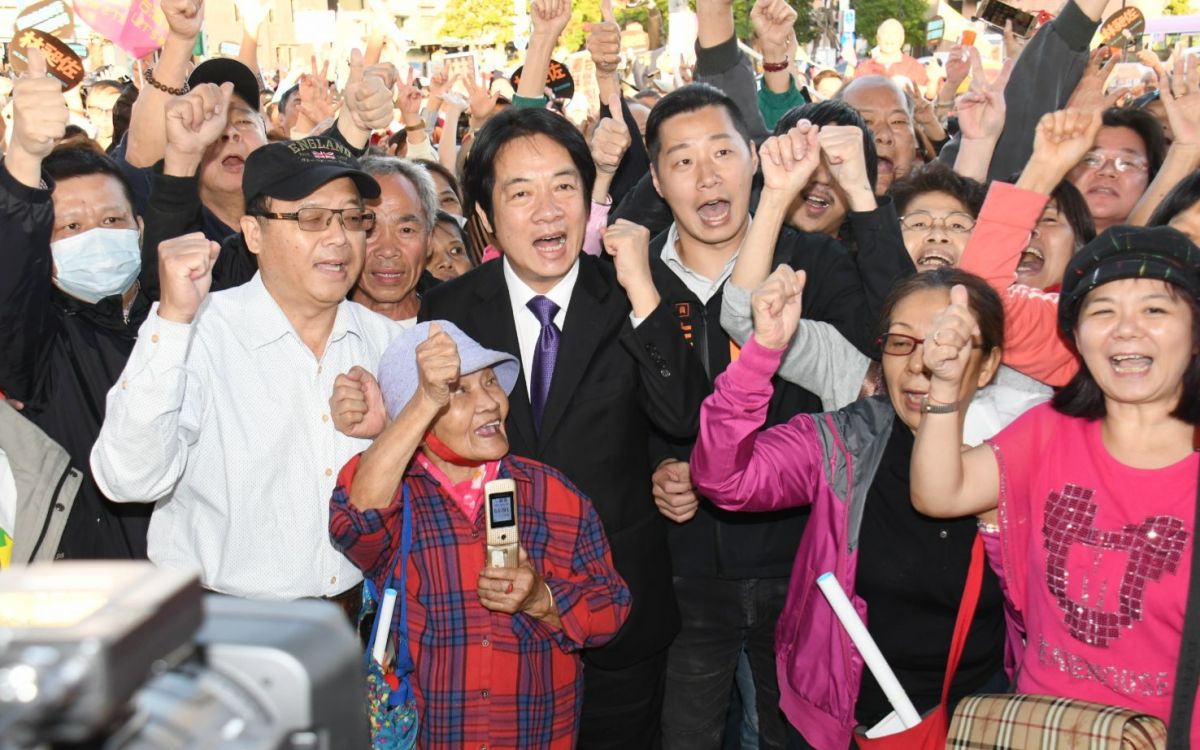 ▲前行政院院長賴清德11月9日出席無黨籍立委林昶佐的競選總部成立大會，被林昶佐支持者稱「台灣未來副總統」。（圖／記者林調遜攝）