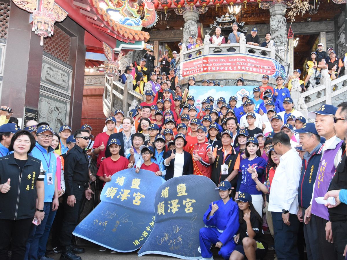 ▲伊登親自到埔鹽鄉順澤宮祈福，熱情民眾爭相目睹他的冠軍風采，伊登向所有熱情粉絲揮手致意。（圖／記者陳雅芳攝，2019.11.09）