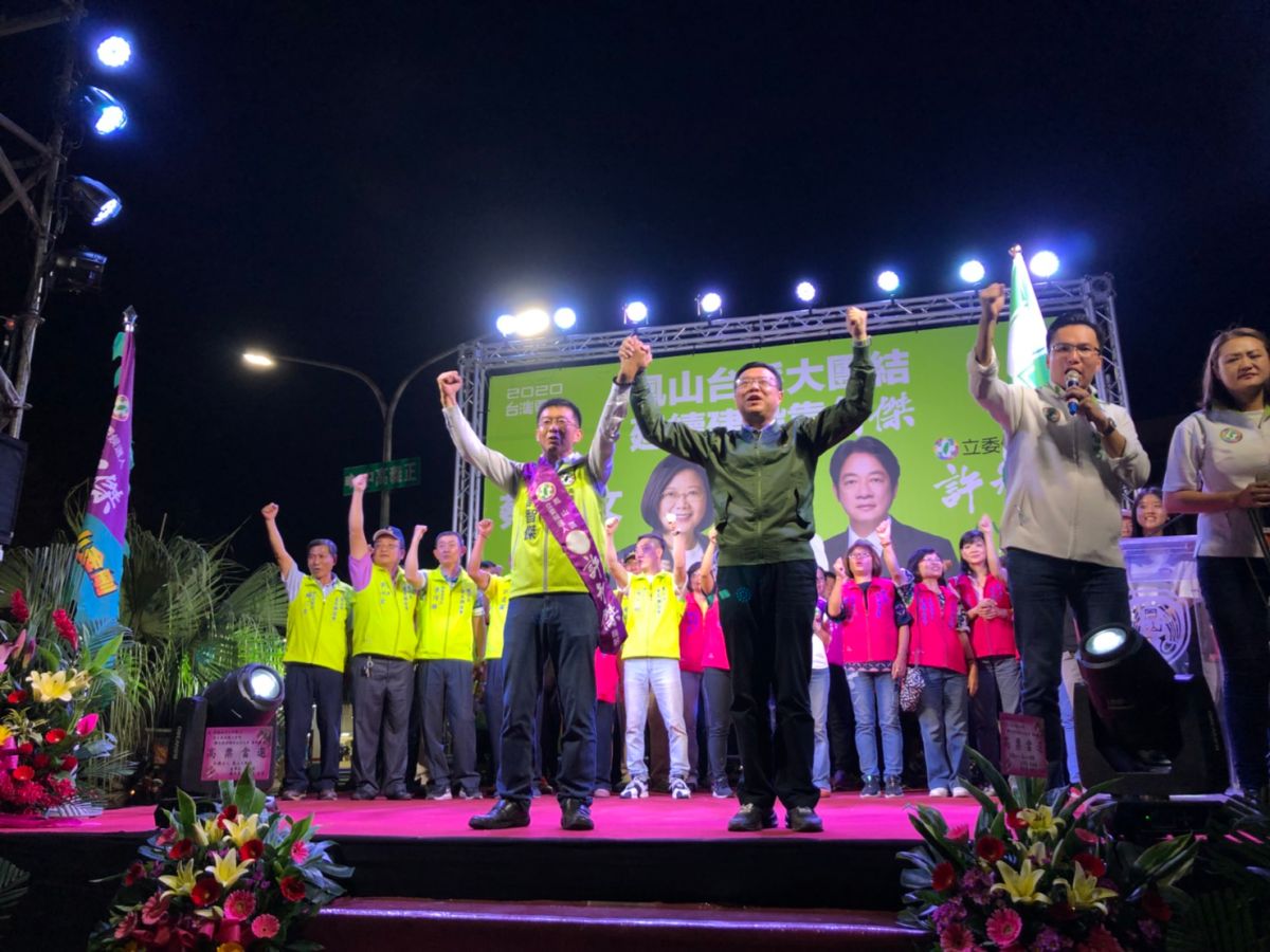 ▲民進黨立委許智傑競總成立，黨主席卓榮泰、前行政院院長賴清德、總統府秘書長陳菊都到場站台。（圖／民進黨提供）