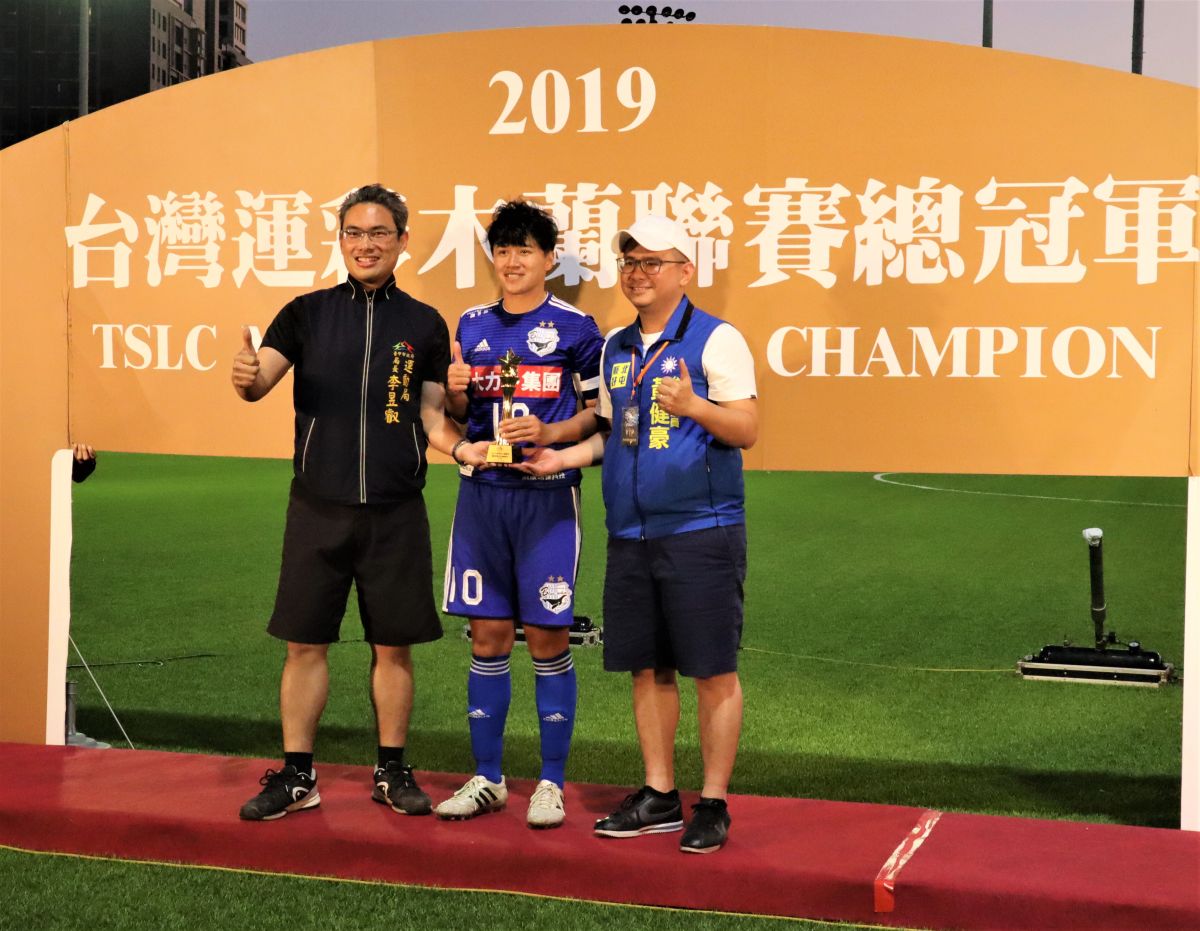 ▲木蘭金靴獎得主台中藍鯨李綉琴(中)獲總冠賽MVP。（圖／鍾東穎攝 ,2019.11.09）
