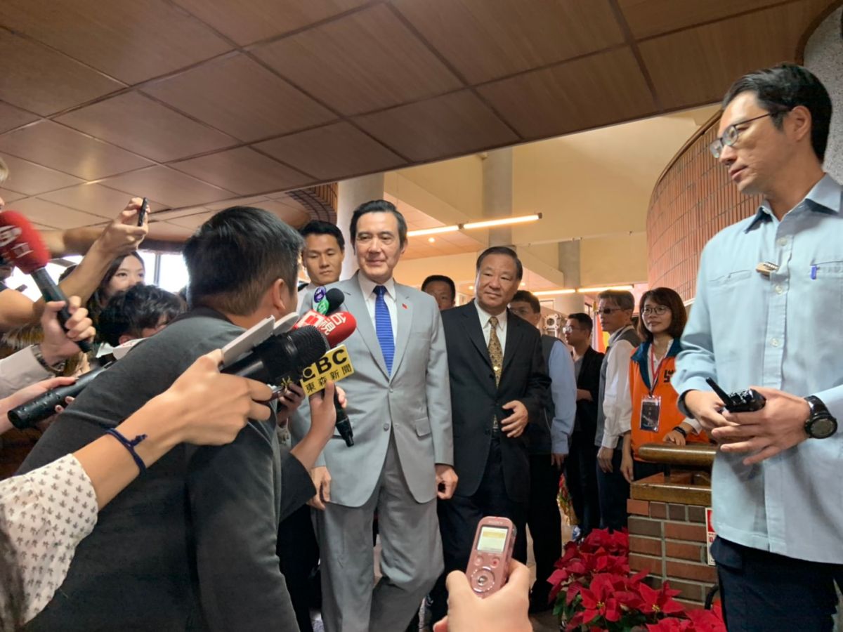 韓國瑜質疑潛艦國造能有多少自製率，馬英九表示，國造的計畫在他任內就決定了。 (圖/記者吳承翰攝)