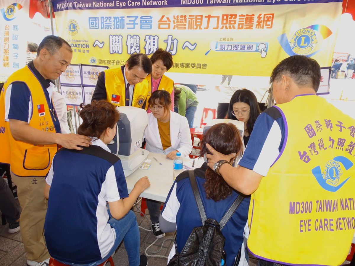 ▲自強獅子會友善樂齡心，邀亞洲大學視光系師生為民眾視力篩檢。（圖／金武鳳攝，2019.11.10)