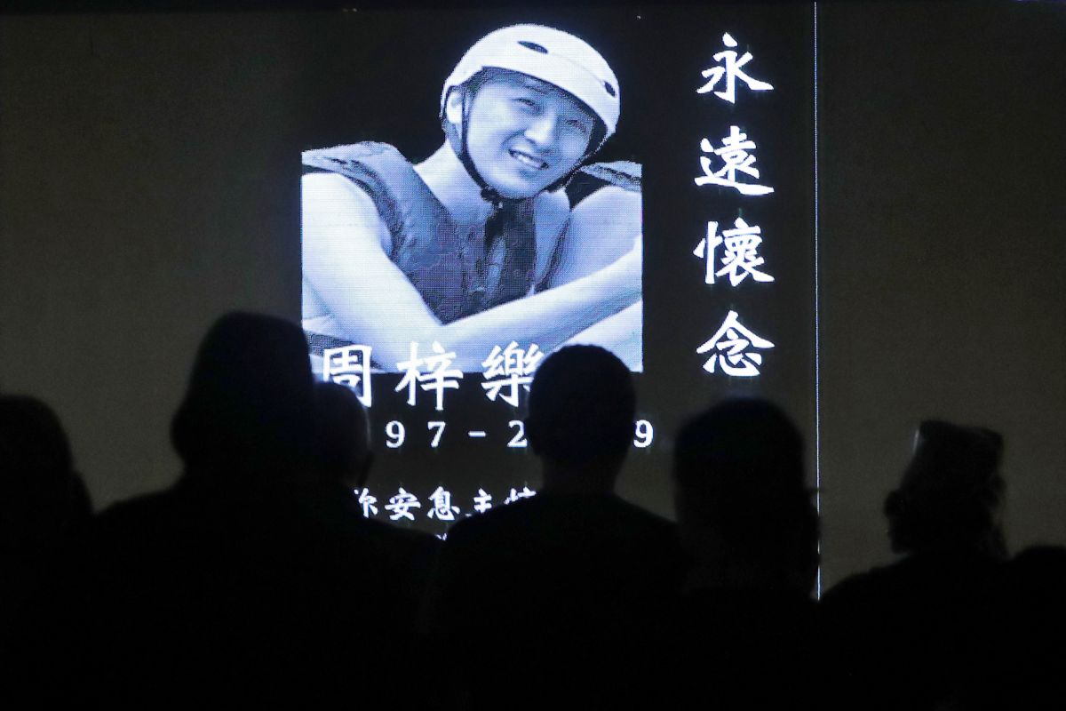 ▲大批香港市民9日晚間參加在金鐘添馬公園的集會，追悼香港科技大學學生周梓樂。（圖／美聯社／達志影像）