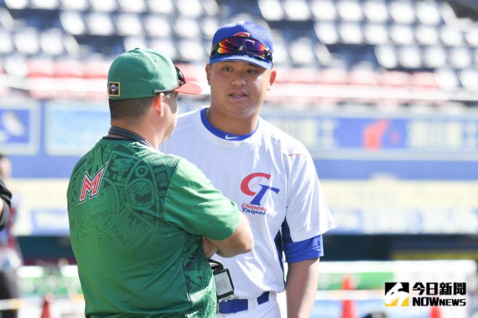 ▲世界棒球12強，在美國職棒大聯盟挑戰的胡智為，在官方練習日和墨西哥前隊友互相打招呼。（圖／記者葉政勳攝 , 2019.11.10）