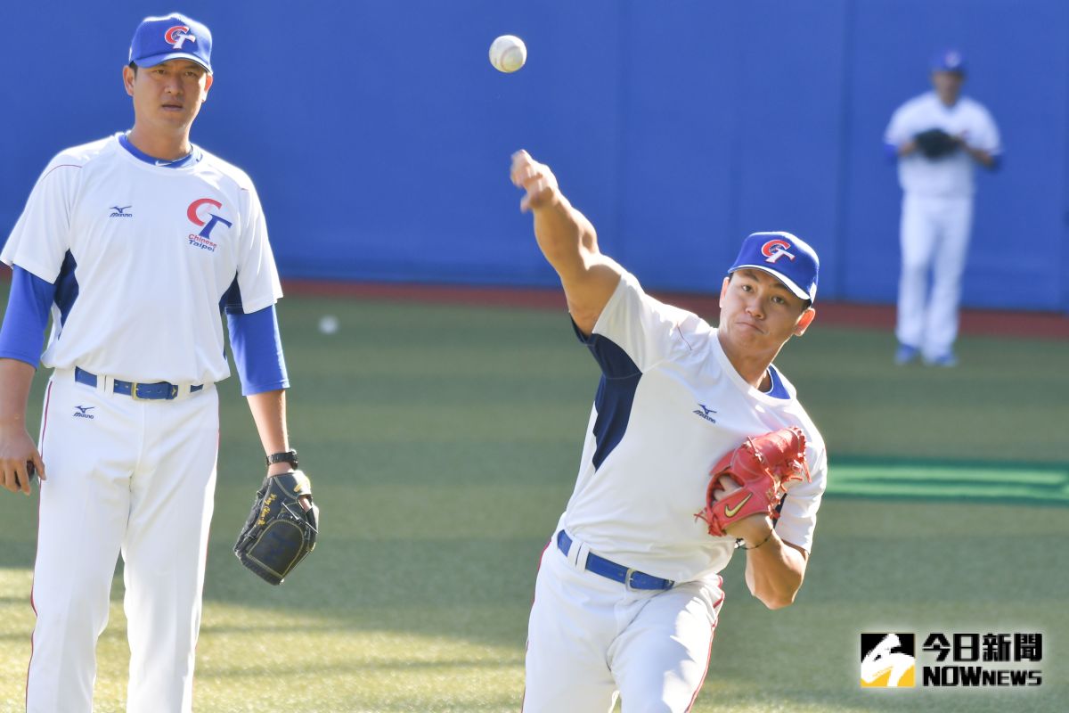 ▲世界棒球12強，中華隊投手江少慶練投，投手助理教練王建民在一旁看著。（圖／記者葉政勳攝 , 2019.11.10）