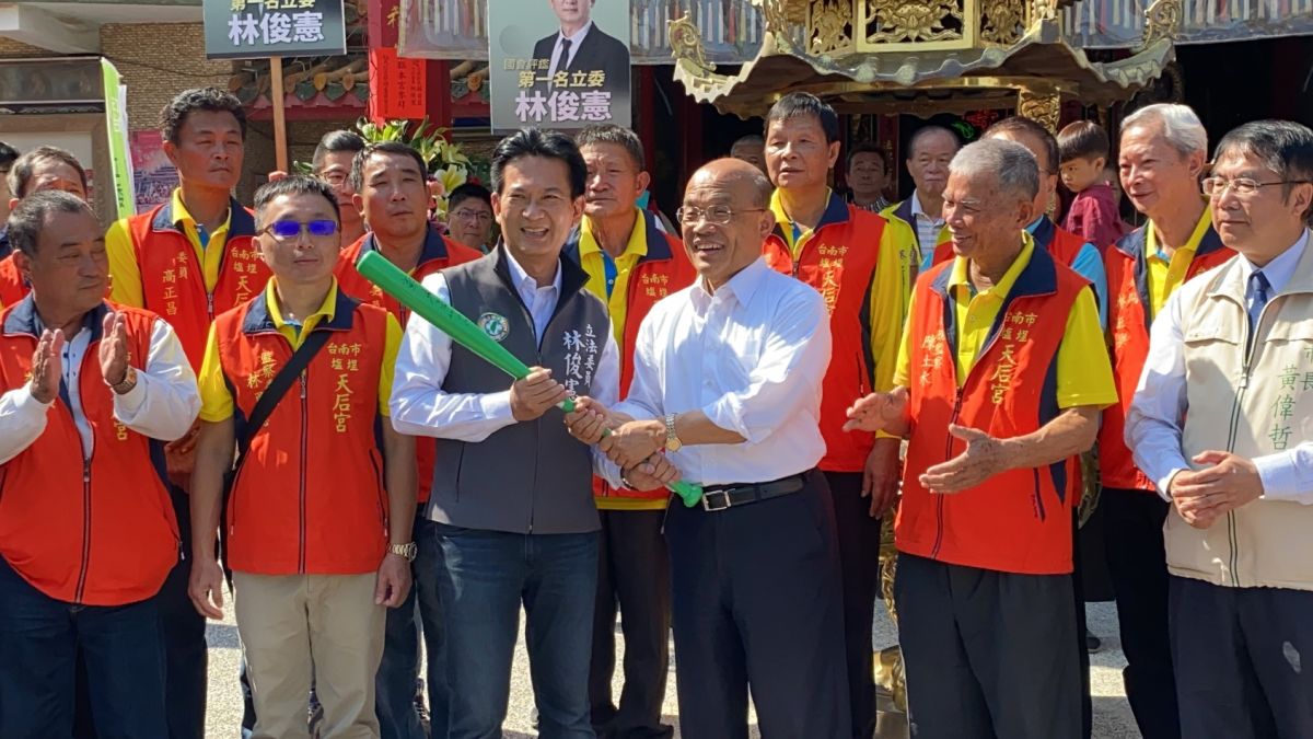 ▲蘇貞昌致贈簽名球棒給林俊憲，象徵關鍵時刻，最強打者強棒出擊。（圖／記者陳聖璋攝，2019.11.10）