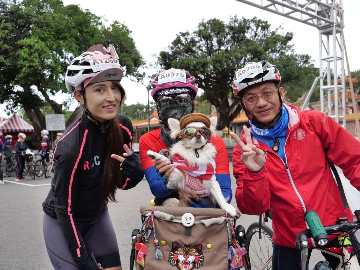 ▲2019新竹縣自行車節「Easy Bike鐵馬漫遊新竹縣」活動，由單車美女SUSU（左）帶領千餘騎士暢遊山海秘境。（圖／新竹縣政府提供）