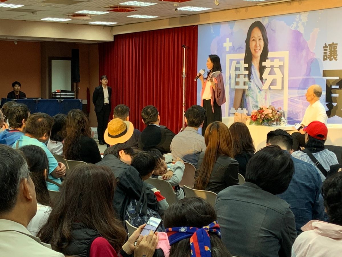 有民眾要求退回性平教育，李佳芬指出目前教育顛倒過來，在學生14歲以前，應讓他們先認識身體。 (圖/記者吳承翰攝)