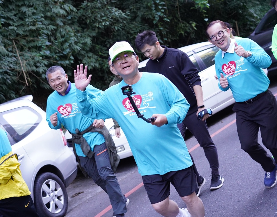 立委陳明文參加路跑驗收練跑成效，邊跑邊自拍。(圖／立委陳明文總部提供）