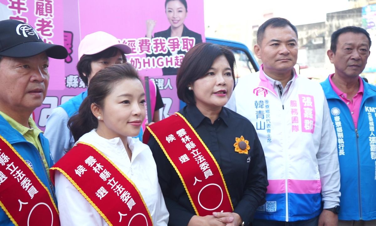 ▲縣長姑姑張麗善與立法委員參選人張嘉郡姑姪合體麥寮拜票。（圖／記者蘇榮泉攝，2019.11.10）