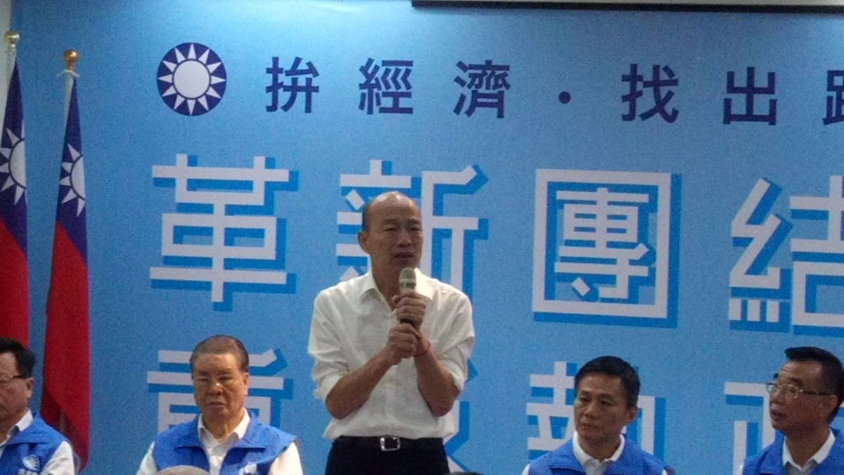 ▲國民黨總統參選人韓國瑜今(10)日下午出席高雄市競選總部幹部授證大會表示，呼籲黨內幹部團結，務必讓高雄市8席立法委員全壘打。（圖／記者郭凱杰攝，2019.11.10）