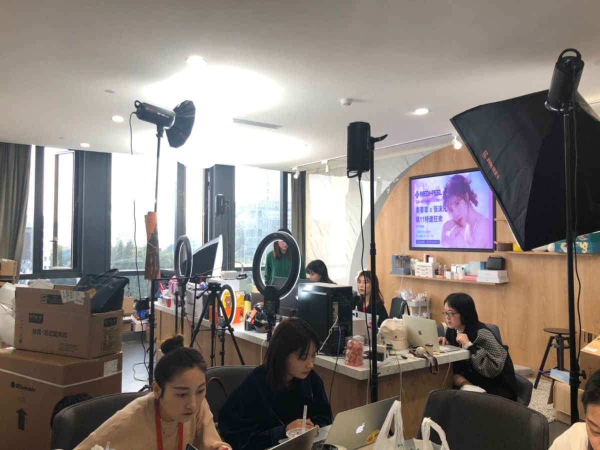 ▲淘寶直播間直擊，一直播主正在準備直播事前工作，包括與工作人員溝通商品資訊、背下優惠活動訊息等。（記者趙毓琪攝）
