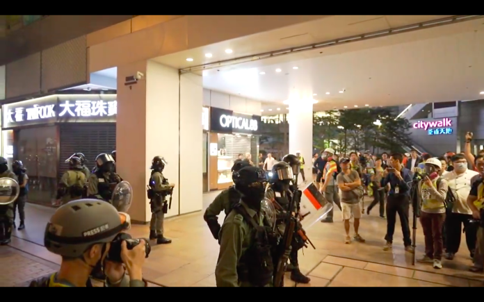▲香港示威遊行，警方多次發射催淚彈驅離示威者。（圖／翻攝自直播影片）