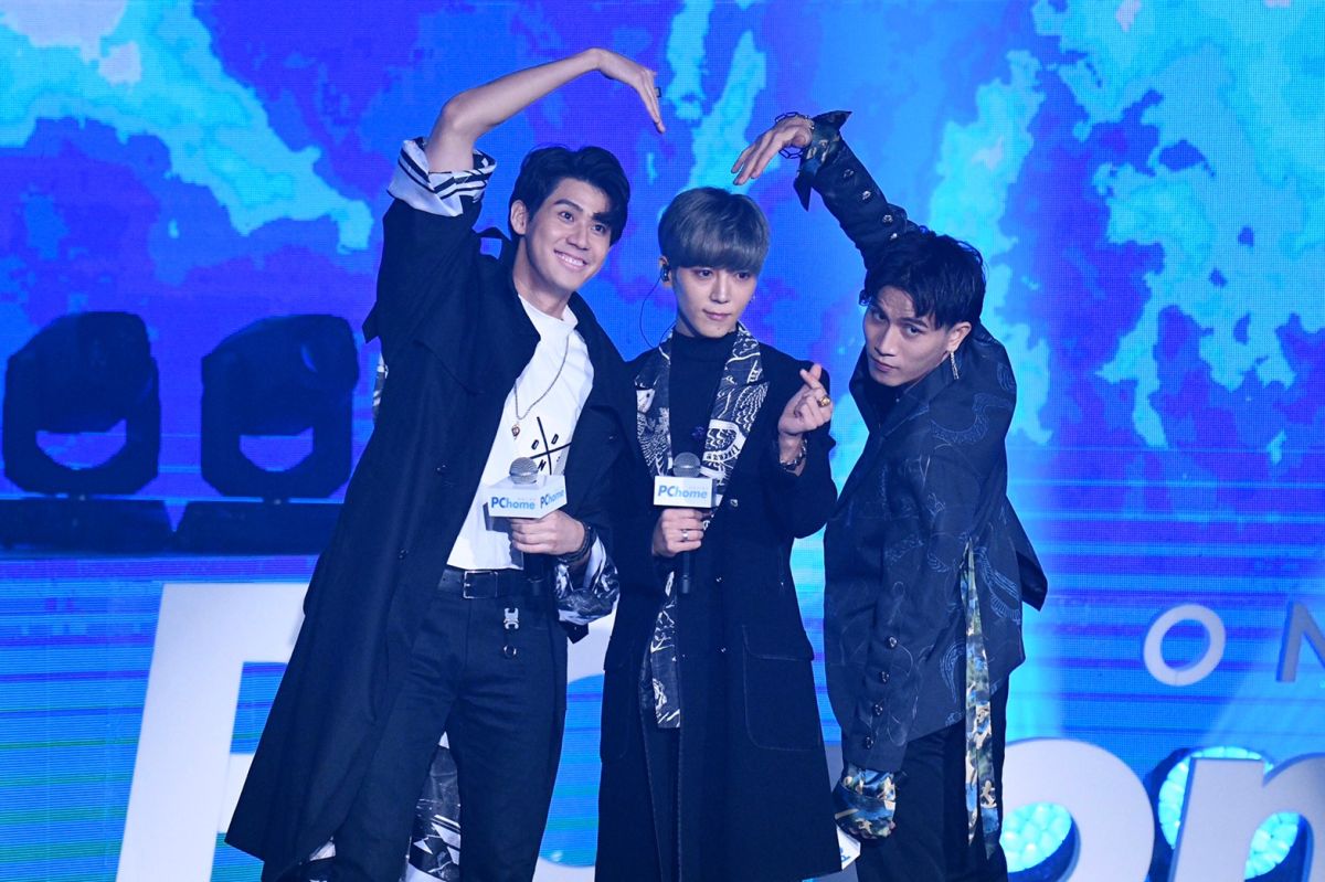 ▲李玉璽（左起）、Bii畢書盡、陳彥允比愛心合照。（圖／記者林柏年攝2019.11.10）