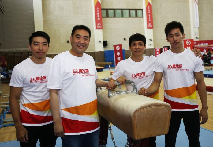 ▲小小體操營國手級教練黃克強(左一)、林育信(右二)、李智凱(右一)。（圖／主辦單位提供）