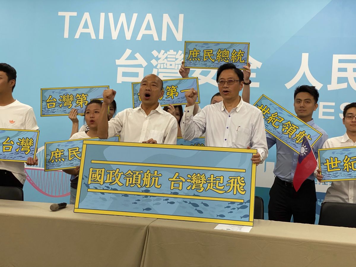 ▲國民黨總統參選人韓國瑜今(11)日上午親自主持記者會時正式公布副手人選，就是國政顧問團總召、行政院前院長張善政。（圖／記者郭俊暉攝，2019.11.11）
