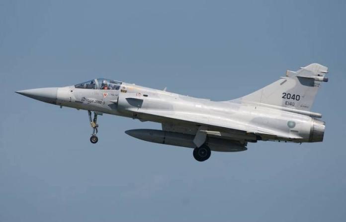 ▲空軍編號2040幻象2000戰機在2017年11月7日實施夜間訓練時墜海失事。（圖／空軍提供）