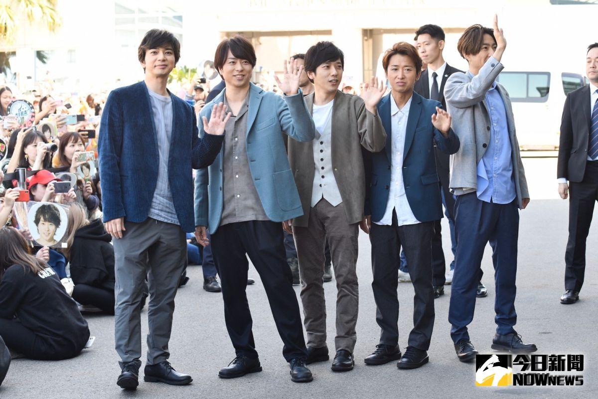 ▲千名粉絲擠爆松山機場迎接「嵐」。（圖／記者林柏年攝）