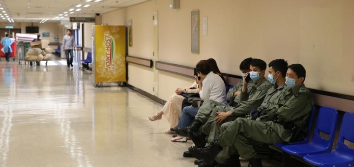 ▲ 11 日早上香港爆發警民衝突，有港警於西灣河實彈擊中示威者，其後 1 男子被送醫接受手術，防暴警員在醫院外戒備。（圖／翻攝自香港 01 ）
