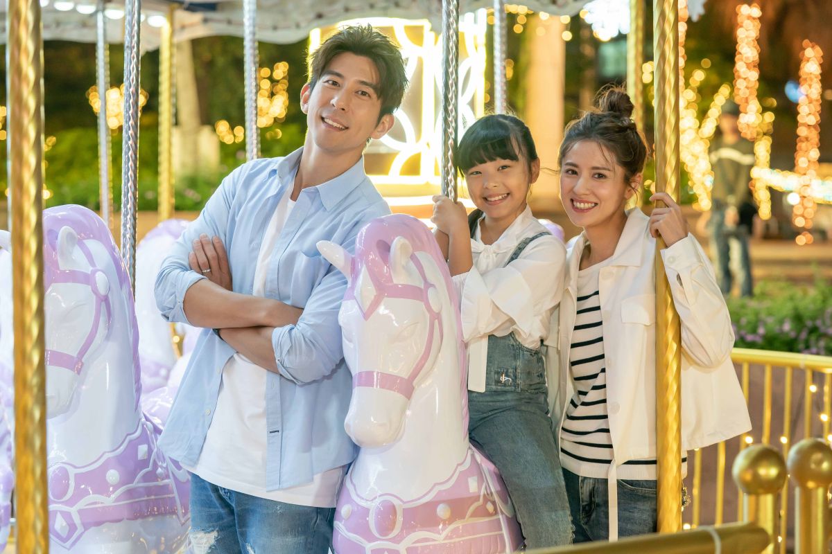 ▲藝人修杰楷跟林予晞，帶著兩人在戲劇《天堂的微笑》裡的小孩林芷瑈，搶先體驗遊樂園。（圖／新北市觀光局提供）