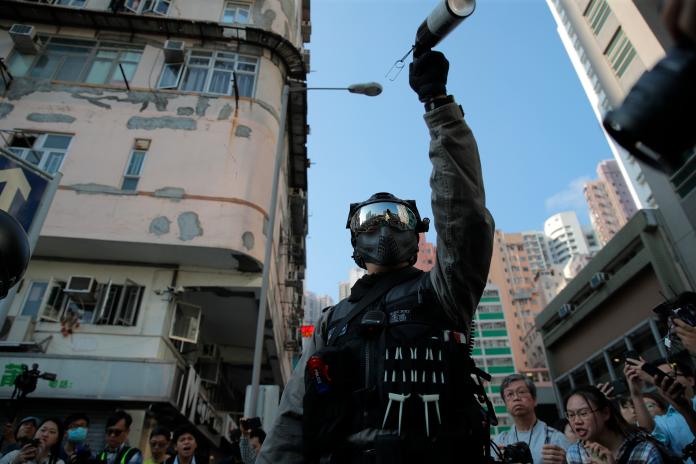 ▲香港警方開槍射傷民眾，有 2 位民眾流血倒地，並有多人遭到逮捕。（圖／美聯社／達志影像）