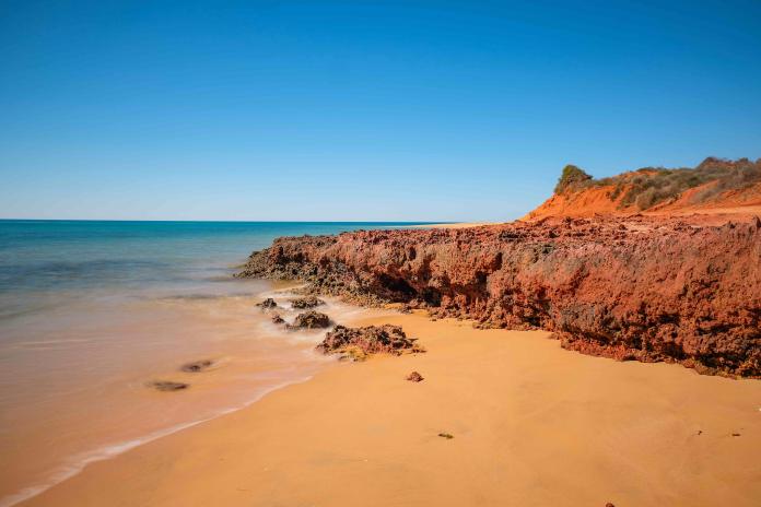 西澳弗朗索瓦・佩倫國家公園距離珀斯726公里。紅色的岩石和石藍大海，有如天堂般的風景是西澳必訪景點之一。（Shutterstock）