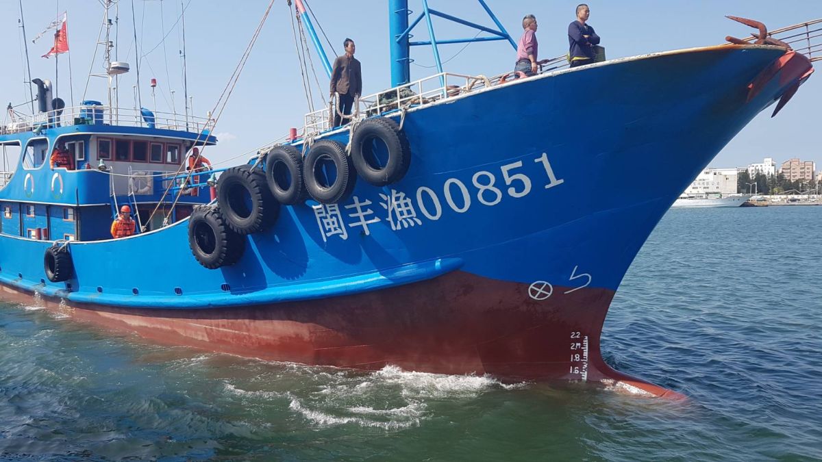 ▲澎湖海巡隊在目斗嶼海域發現「閩豐漁00851號」陸船行跡可疑，經廣播數次均拒不停船，隊員遂強勢登檢押返馬公隊部調查。（圖／澎湖海巡隊提供）