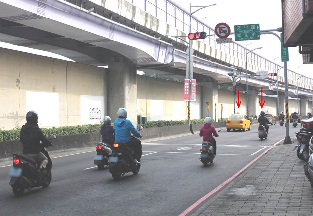 ▲裁決處處長李忠台表示，警員身著制服，無論以攔停或逕行舉發執法，都不影響違規事實的認定。（圖／新北市交通局提供）