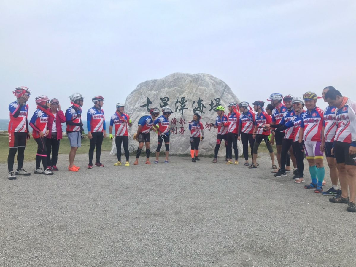 ▲30位癌症病友一路互相扶持，用10天完成1,100公里單車環臺壯舉，今（11）日抵達新北市政府終點。（圖／新北市衛生局提供）