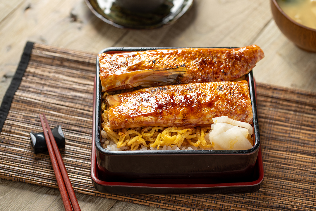 ▲今（11）天除了是雙11購物節，也是由日本相傳而來的國際鮭魚日，以新鮮鮭魚料理作為賣點的業者也在今天推出單一店家限量商品極上蒲燒鮭重，限量200碗，售完為止。（圖／業者提供）