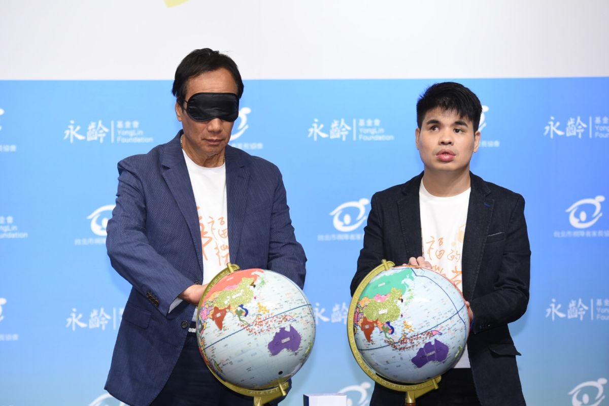 ▲「照亮生命幸褔的微光」自立計畫記者會上，永齡基金會創辦人郭台銘與視障學員比拚觸覺。(圖／記者陳明安攝，2019.11.11)