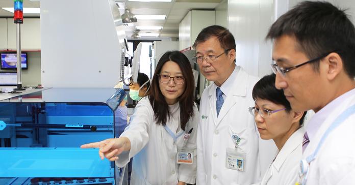 ▲奇美醫院微生物實驗室引進全台灣第一套BD「微生物檢驗自動化設備以及影像掃描系統」，透過自動化設備及流程優化，將有機會更快取得檢驗結果，讓病人接受及時適當的治療，減輕痛苦。（攝影／林志遠）