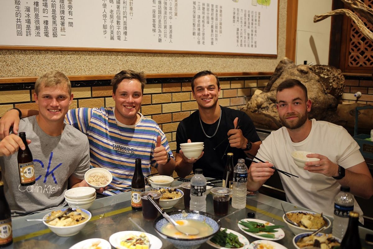 澳洲職棒阿德雷德巨人隊開心逛夜市、快樂享受嘉義有名的雞肉飯。(圖／嘉義市政府提供）