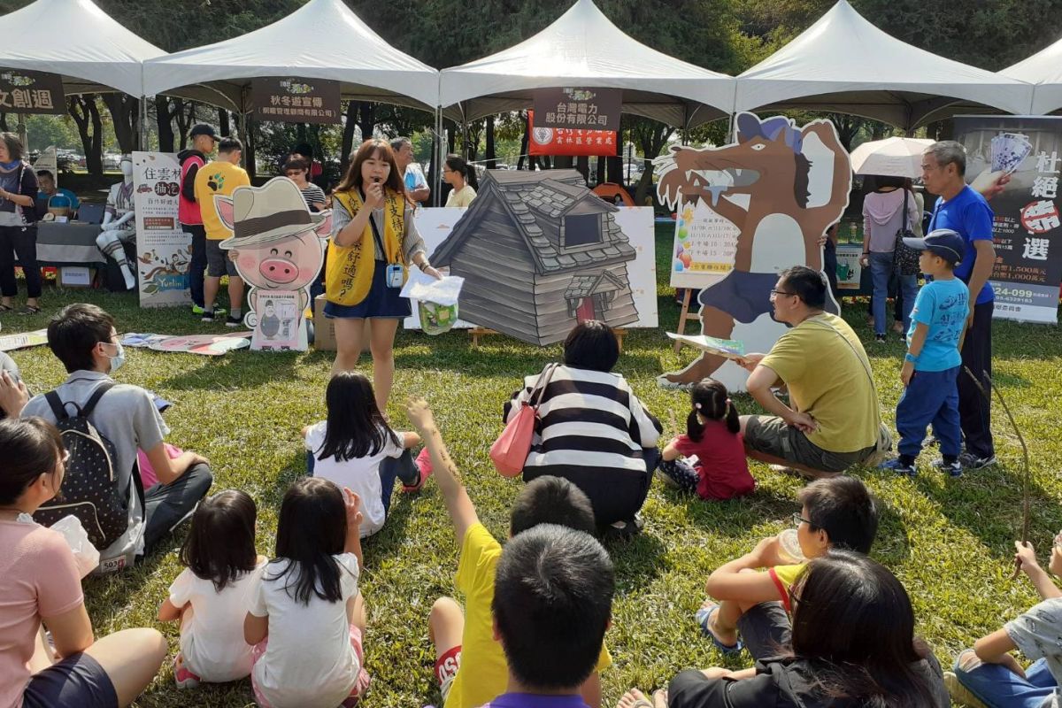 ▲帶領觀眾檢視豬大哥、豬二哥以及豬小弟的新房子是否節能減碳又環保。（圖／記者蘇榮泉攝，2019.11.11）