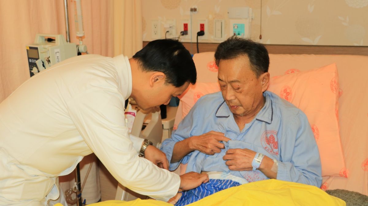 ▲65歲黃姓男子小腸中風，手術後切除小腸只剩30公分，常年不能正常進食，終於在獲得大愛捐贈後，成功完成小腸移植手術。（圖／台北榮總提供）