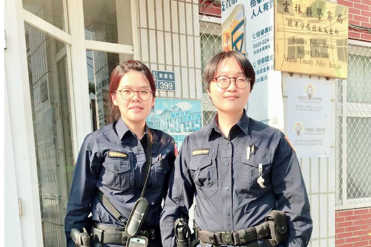 ▲北港警分局北辰派出所警員謝孟蓁、李研慧破詐騙老梗。（圖／記者洪佳伶攝，2019.11.11）