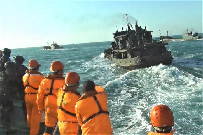 ▲陸籍鐵殼運補船出沒在烏坵海域，遭海巡署押回金門料羅碼頭偵處。（圖／金門海巡隊提供）