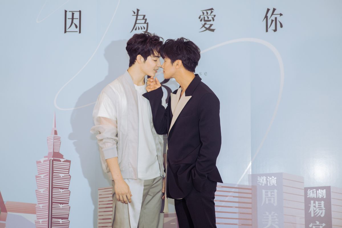 ▲李時剛（左）和黃士杰親密接觸。（圖／達騰娛樂）