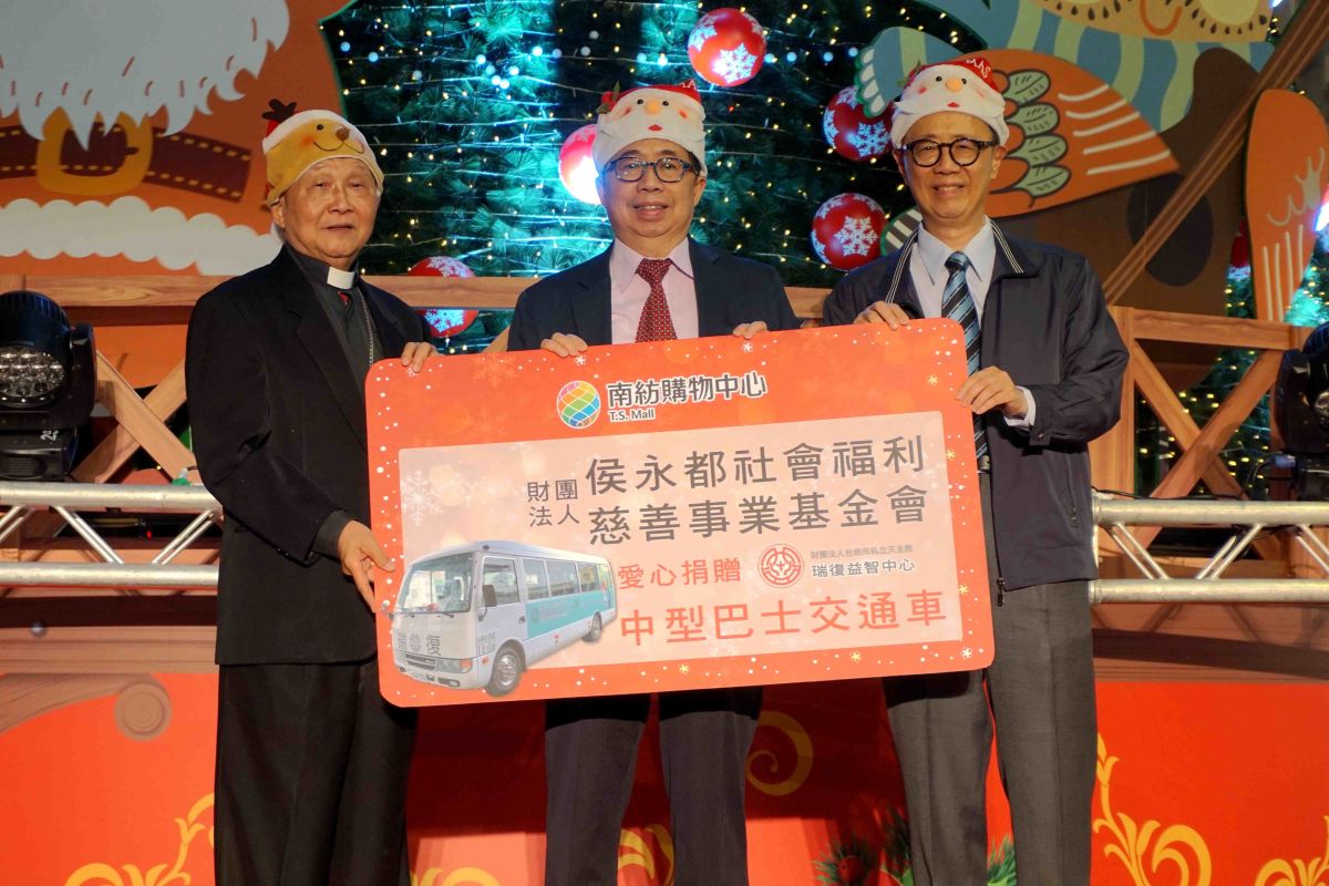 ▲南紡購務中心捐贈中巴給瑞復益智中心。（圖／南紡購物中心）