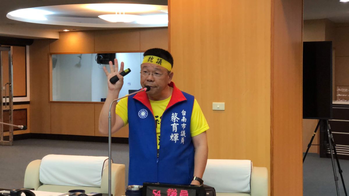 ▲立委參選人蔡育輝踢爆，同選區對手賴惠員的助理是「露鳥俠」。（圖／記者陳聖璋攝）