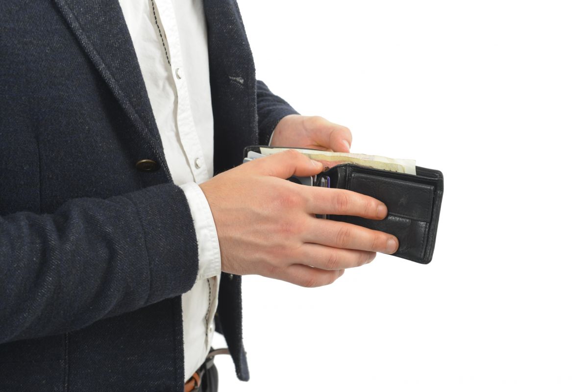 ▲同事抱怨「皮夾只剩 50 萬」，打開一看真相卻大反轉。（示意圖，非當事人／取自 photoAC ）