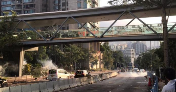▲香港防暴警察在城市大學範圍內發射催淚彈。（圖／翻攝巴士的報）