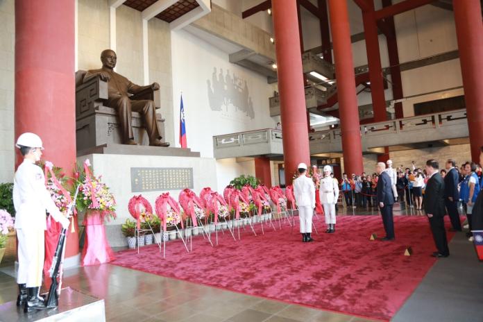 國民黨主席吳敦義12日向總理孫中山銅像獻花致敬。（圖 / 國民黨提供）