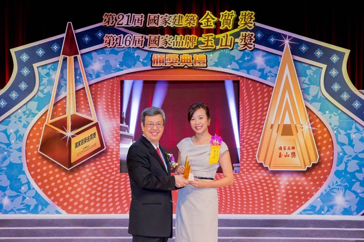 ▲『新光人壽樂活贏家變額年金保險』榮獲國家品牌玉山獎全國首獎及最佳產品類，新光人壽吳欣盈副總經理(右)代表接受陳建仁副總統頒獎。(圖/公關照片)