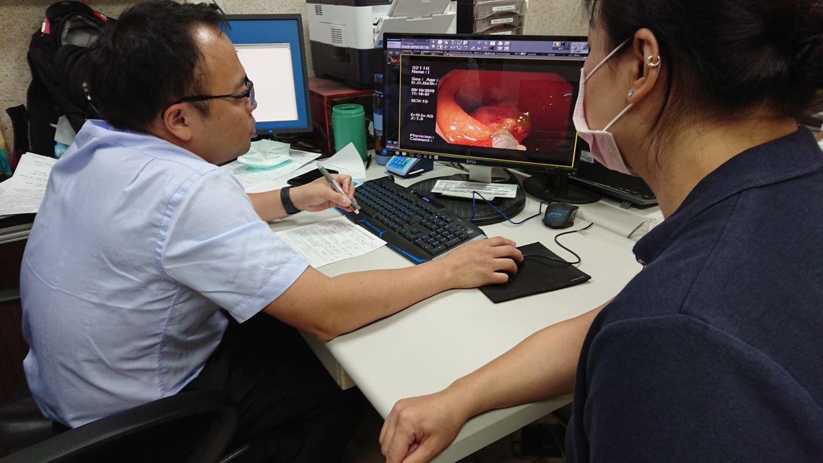 ▲賴姓女子認真聽胃腸肝膽科醫師江明師解說大腸原位癌。（圖／記者陳雅芳攝，2019.11.12）