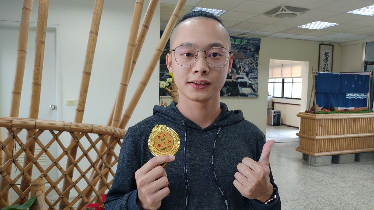 ▲陳哲修以375塊紅磚及咖啡磚與4塊輕質磚，砌出勞動部指定「49與鏝刀」題目，在12名參賽選手中博得評審青睞，奪下金牌。（圖／記者陳雅芳攝，2019.11.12）