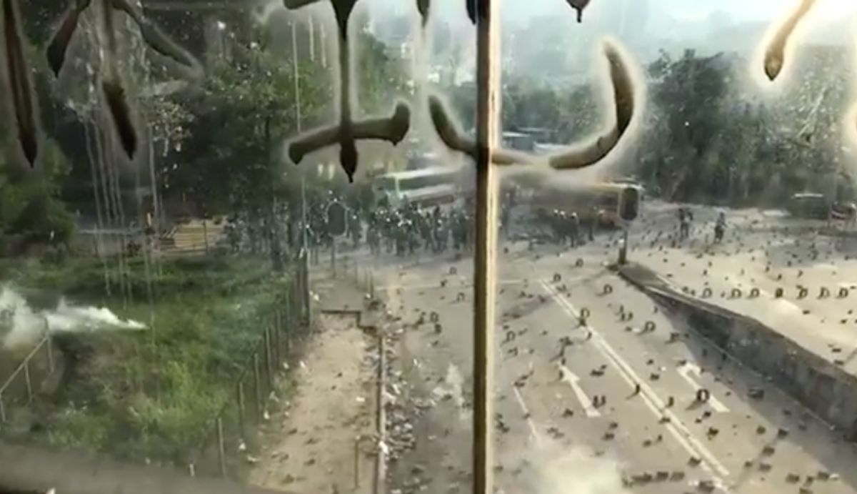 ▲港警闖進城市大學校園，發射多枚催淚彈，甚至指示「橡膠子彈要直接打頭」。（圖／城市廣播CBC）