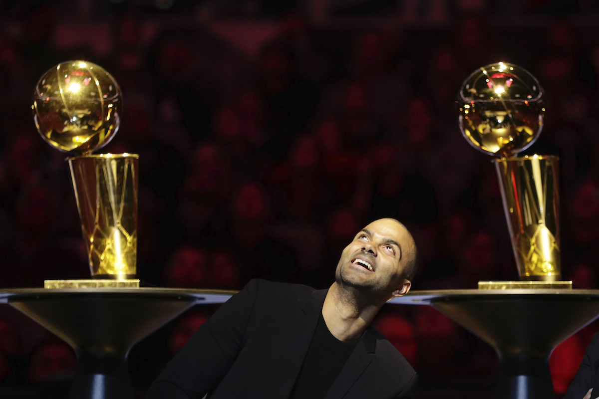 馬刺將Tony Parker的球衣引退。（圖／美聯社／達志影像）