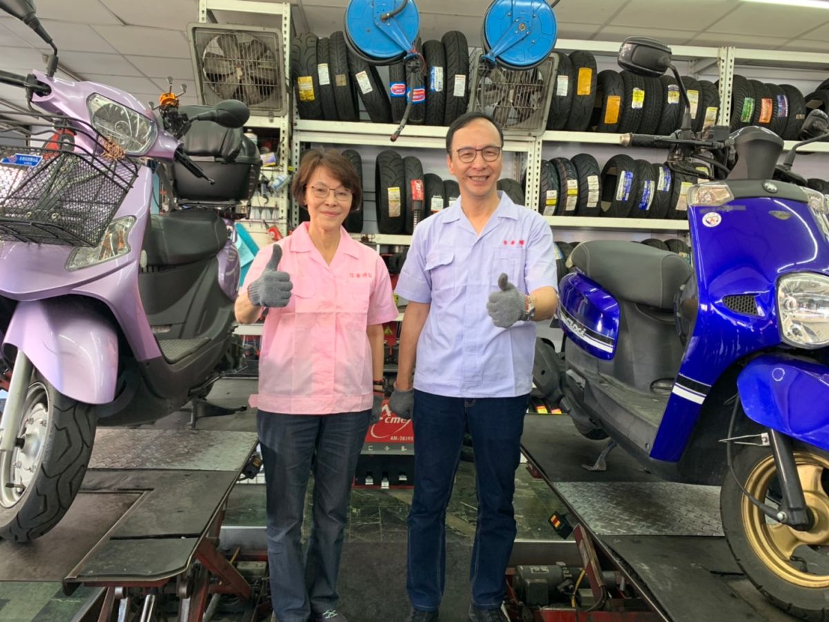 朱立倫到高雄輔選黃昭順，當「一日黑手」換機油。（圖 / 朱立倫辦公室提供）