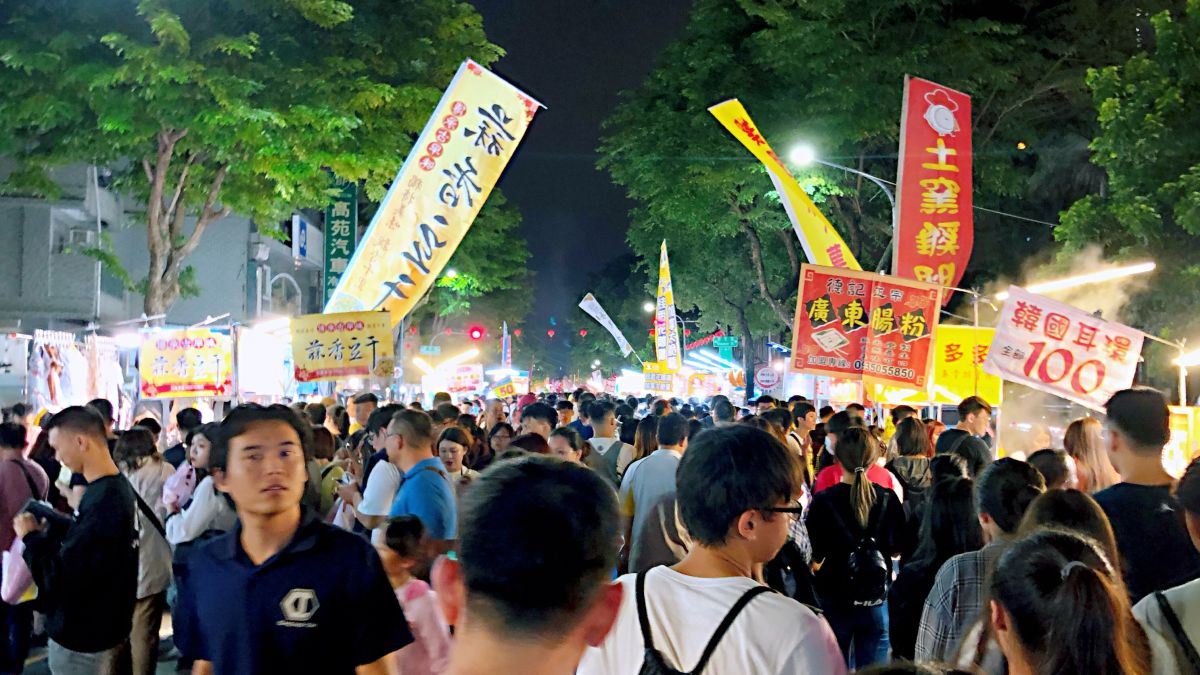 ▲一德夜市管委會趕在落日條款到期11月11日的最後期限，取得送審門檻之居民同意書，並送件備查。（圖／記者陳美嘉攝）